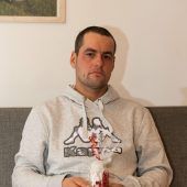 Daniel trauert um seine Freundin. Sie wurde von ihrem Ex-Freund erstochen. »A8