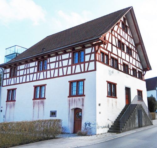 Die Außenfassade des historischen Pfarrgemeindehauses in Gaißau wurde sachgerecht saniert. ajk