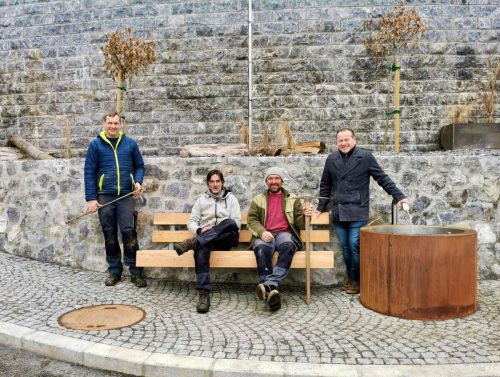 Bürgermeister Harald Witwer (r.) freut sich, dass das neue „Brunnaplätzle“ die Gemeinde Thüringen verschönert.