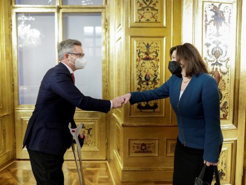 Finanzminister Magnus Brunner traf sich mit US-Botschafterin Victoria Kennedy. Ein Thema des Treffens war die Handelspartnerschaft. BKA/WENZEL