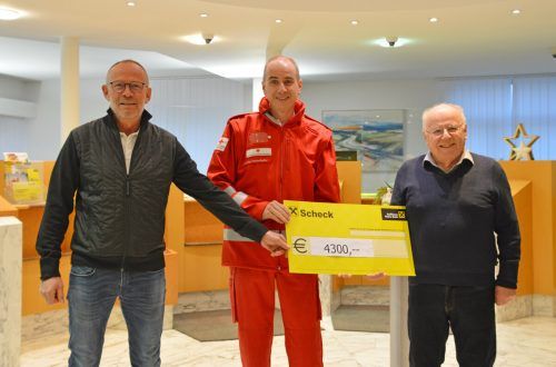 Franz Kopf (Obmann Wirtschaftsausschuss) und Organisator Bernd Brändle bei der Übergabe des Spendenschecks an Thomas Maierhofer vom Roten Kreuz.  Gemeinde