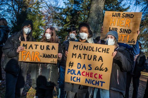 Friedlicher Protest gegen die mündliche Matura im kalten Park des Palais Thurn und Taxis in Bregenz. Es gab viele Transparente. VN