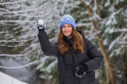 Für Juliane aus Wolfurt besteht der Winterzauber im Schneeballwerfen.
