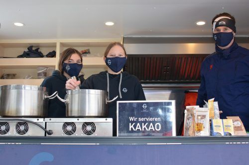 GASCHT-Schüler kochten vor dem Aktivpark heißen Kakao und verteilten Flyer über die Ausbildung an der Tourismusschule. GASCHT