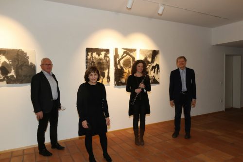 Gastgeber Christian Kopf, Künstlerin Margit Krismer, Klarinettistin Sandra Schmid und Vernissageredner Willibald Feinig. AMe