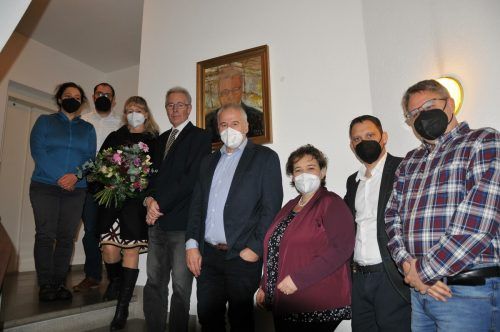 Gemeinsam mit Bürgermeister Thomas Lampert und dem Gemeindevorstand enthüllte Altbürgermeister Helmut Lampert sein Porträt. Gemeinde