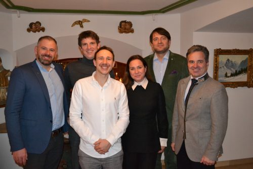 Georg Frischengruber, Erich Machherndl, Georg Högl, Elisabeth und Erich Krutzler sowie Gastgeber Florian Moosbrugger bei der Weinverkostung im Gasthof Post. BI