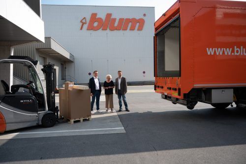 Geschäftsführer Philipp Blum, Vorarlberger Landesrätin Katharina Wiesflecker und der Marktverantwortliche für Kenia, Tobias Joseph, überprüfen den ordnungsgemäßen Versand der Maschinen nach Nairobi. Blum