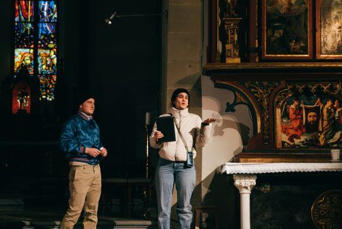 Gläubige und Besucher im Feldkircher Dom werden sich nach diesem Theaterstück noch intensiver mit dem Annenaltar auseinandersetzen. VLT/Sarah Mistura