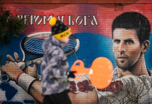 Graffiti mit dem Konterfei von Serbiens Tennisstar Novak Djokovic zieren viele Mauern in der Hauptstadt Belgrad. afp