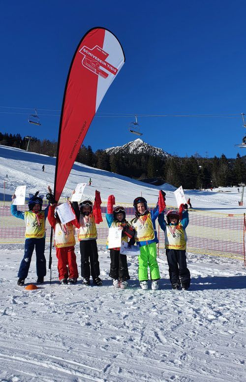 Große Freude bei den Nachwuchskifahrern. SV Tisis