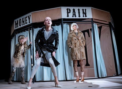 Hanna Eichel, Dominik Puhl und Maelle Giovanetti in „Das Licht im Kasten“ von Elfriede Jelinek in Konstanz. theater/mess