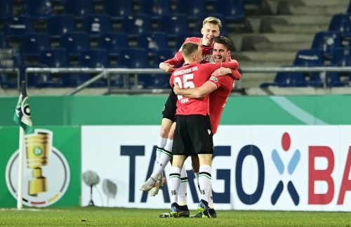 Hannover-Spieler bejubeln in der Neuauflage des deutschen Pokal-Endspiels von 1992, als man als Zweitligist den Pokal gewann, wieder einen Sieg über Mönchengladbach. gepa