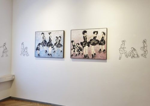Hilda Keeminks Figuren sind in Bewegung und begegnen einander.