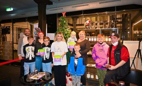 Ihren ersten Einsatz hatte Celina Wehinger (5. v. l.) Mitte Dezember bei der Weihnachtsfeier für die Schützlinge von „Stunde des Herzens“. SDH