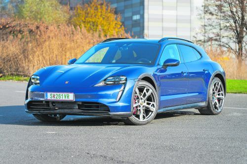 Im Trekking-Outfit und mit Kombi-Anleihen: Porsche hat die Taycan-Baureihe um den robusten Cross Turismo erweitert. VN/Stiplovsek
