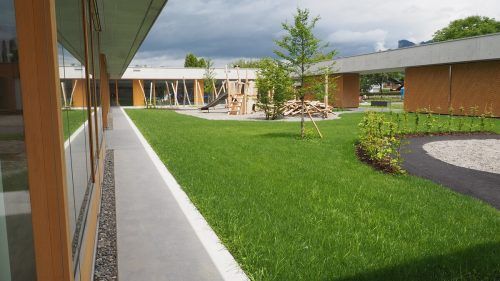 Im vergangenen Jahr hat sich in der Gemeinde einiges getan: Neben der Eröffnung des neuen Kindergartens Ried wurde Tempo 30 auf Gemeindestraßen eingeführt und der Neubau auf dem Sportplatz gestartet.  CEG,MIMA,VN/TK