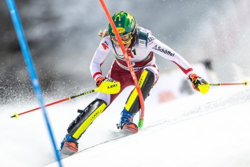 Im Zielhang in großen Schwierigkeiten, am Ende rettete sich Katharina Liensberger mit Platz 21 beim Nachtslalom in Schladming ins Ziel. apa