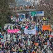 Gegen die Impfpflicht: Demonstrationen von Ost bis West