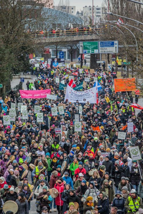 In Bregenz gingen am Samstag rund 5000 Menschen auf die Straße. Es kam zu Verkehrsbehinderungen. VN/Steurer