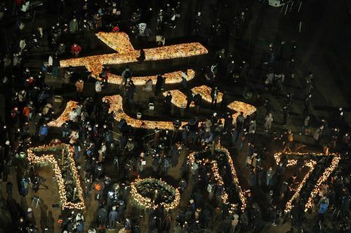 In der japanischen Stadt Kobe gedenken Trauernde des schweren Erdbebens vor 27 Jahren, bei dem über 6000 Menschen ums Leben kamen. AFP