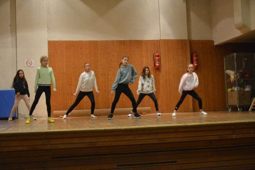 In kleinen Gruppen zeigen die Schüler den anderen, was sie schon alles gelernt haben.