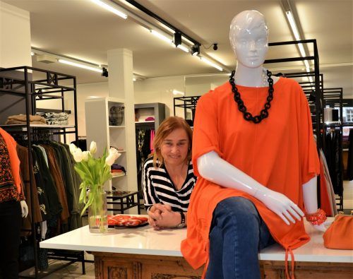 Judith Grabher, die Besitzerin der Boutique für große Größen, liebt die Farbe Orange.  HRJ