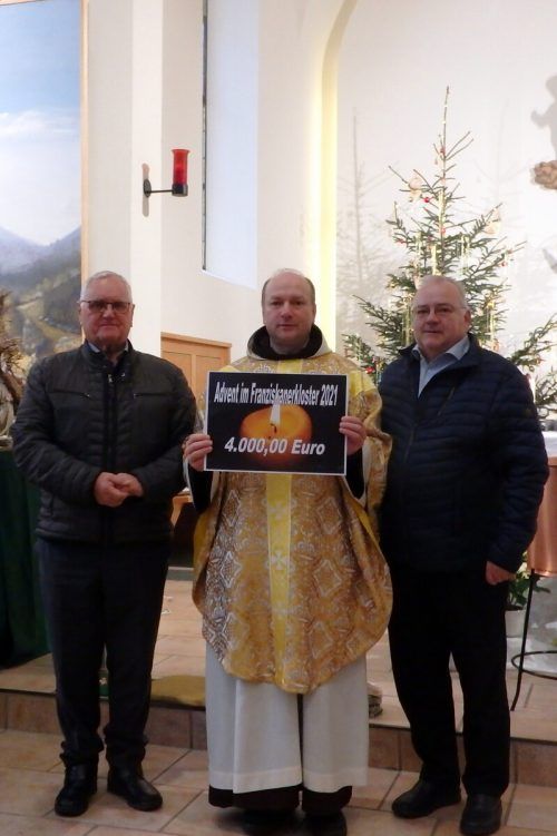 Klostervater Bertram Bolter und Alt-Klostervater Heinz Seeburger konnten an den Guardian Pater Makary einen Scheck in Höhe von 4000 Euro übergeben. seeburger