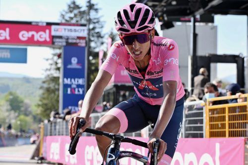 Kolumbiens Radheld Egan Bernal ist auf dem Weg der Besserung. ap