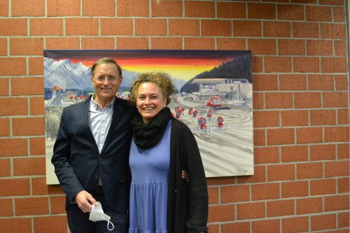 Künstler Roland Haas posiert mit Sabine Grohs vor einem seiner Werke. BI