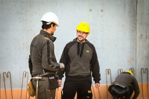 Lehrling Maid Kalosevac schätzt das Vertrauen und den Rückhalt des Lehrlingsbeauftragten Michael Spettel. Udo Mittelberger