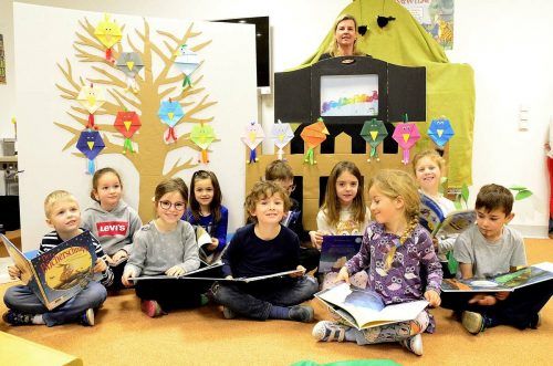 Lesen ist für Volksschulkinder ein wesentlicher Bestandteil der Förderung. So richtig Spaß macht das natürlich vor allem in der Gruppe. Symbolbild VS Bludenz-Obdorf
