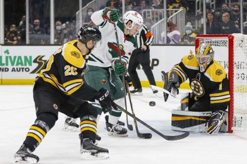 Marco Rossi war bei seiner NHL-Premiere sehr gut im Spiel, prüfte auch Boston-Torhüter Jeremy Swayman. gepa