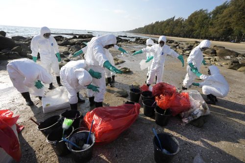 Marine und Helfer versuchen, den Traumstrand zu säubern.  ap