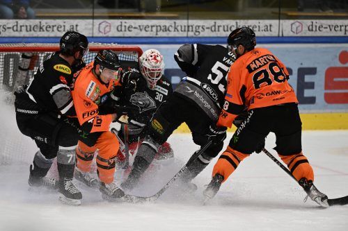 Mehr als einmal ging es vor dem Gehäuse von Linus Lundin turbulent zu, der Bulldogs-Torhüter ließ aber gegen sein ehemaliges Team Graz nur einen Gegentreffer zu. gepa