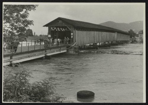 Neugierige Blicke beim Hochwasser 1954.
