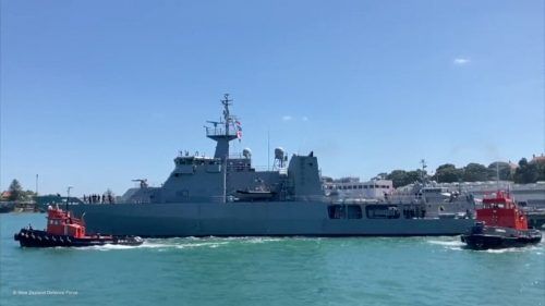 Neuseeland hat zwei Schiffe geschickt, von denen eines 250.000 Liter Wasser und eine Anlage an Bord hat, die täglich 70.000 Liter Wasser entsalzen kann. Reuters