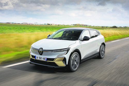 Renault will bis 2030 in Europa zum reinen E-Auto-Anbieter werden. Die Ankündigung von Konzernchef Luca de Meo gilt laut „Automotive News“ prinzipiell für alle Konzernmarken. Dacia könnte jedoch auch weiter Verbrenner-Modelle verkaufen, falls fehlende Lademöglichkeiten oder hohe Kosten die Umstellung behindern. Bislang hatte Renault als Ziel für 2030 einen 90-prozentigen E-Auto-Anteil genannt.