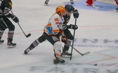 Shawn O‘Donell (r.) im Duell mit dem Ex-Dornbirner Ramon Schnetzer. Hartinger