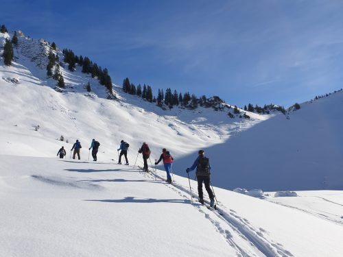 Sicherheit geht vor: Immer mehr Tourengeher nutzen das Kursangebot der Walser Guides. bi