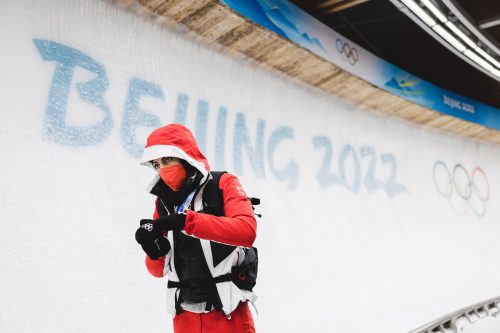 Skeletonpilotin Janine Flock prüft bereits vor Ort die Eisbeschaffenheit und prägt sich die Charakteristik des Eiskanals im National Sliding Centre ein. GEPA