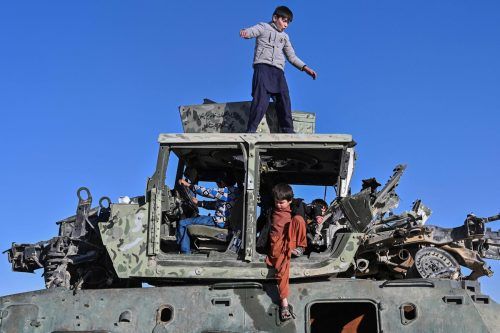 Spuren des Krieges: Am Straßenrand in Ghazni, Afghanistan, spielen Kinder auf einem zerstörten Militärfahrzeug. AFP