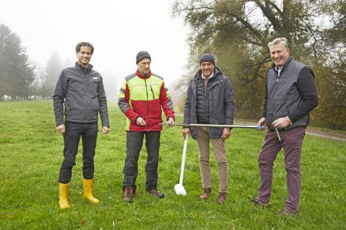 Spurensuche in der Parzelle Birnbaum: Sondierung mit Dr. Andreas Picker (Bundesdenkmalamt), Archäologe Claus-Stephan Holdermann, Bürgermeister Herbert Sparr und Eric Jaeger vom Archivteam (von links). Reinhard Büchele