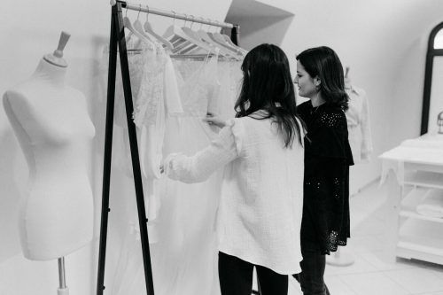 Schwester Sara unterstützt die Designerin.