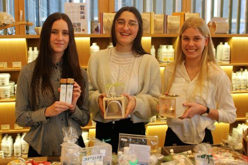 Stolz präsentieren Vayda Eiler, Lara Greussing und Linda Sophie Dilsky (v. l.) in Ingo Metzlers Hofladen ihre wohlriechende Diplomarbeit. STP/2