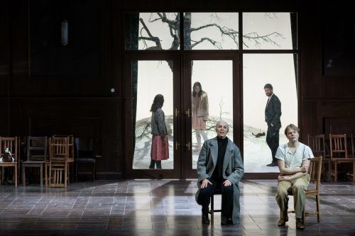 Szene aus „Eine Winterreise“ mit Anne Sofie von Otter, inszeniert von Christof Loy, am Theater Basel. theater/Rittershaus