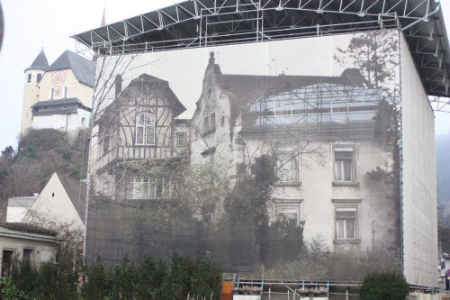 Um das Gebäude bis zur Sanierung zu schützen, wurde es nach dem Brand mit einem rund 750 Quadratmeter großen, bedruckten Netzgewebe umhüllt. VN/TK