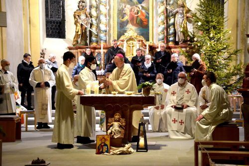 Verleihung von Dekreten an die beiden Priesterseminaristen durch Bischof Benno Elbs in der Pfarrkirche Nüziders. sco