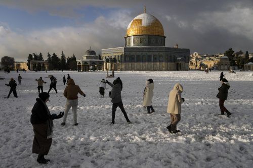 Viele nutzten die Gelegenheit für eine Schneeballschlacht.  AP