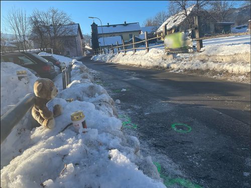 Villach trauert um Mutter und Sohn: An der Unfallstelle wurden ein Teddybär und Kerzen aufgestellt. Screenshot